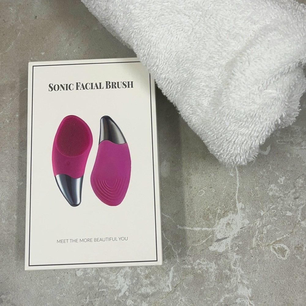 Sonic Facial Brush- Food grade silicone, Waterproof, Chargeable, new in a box